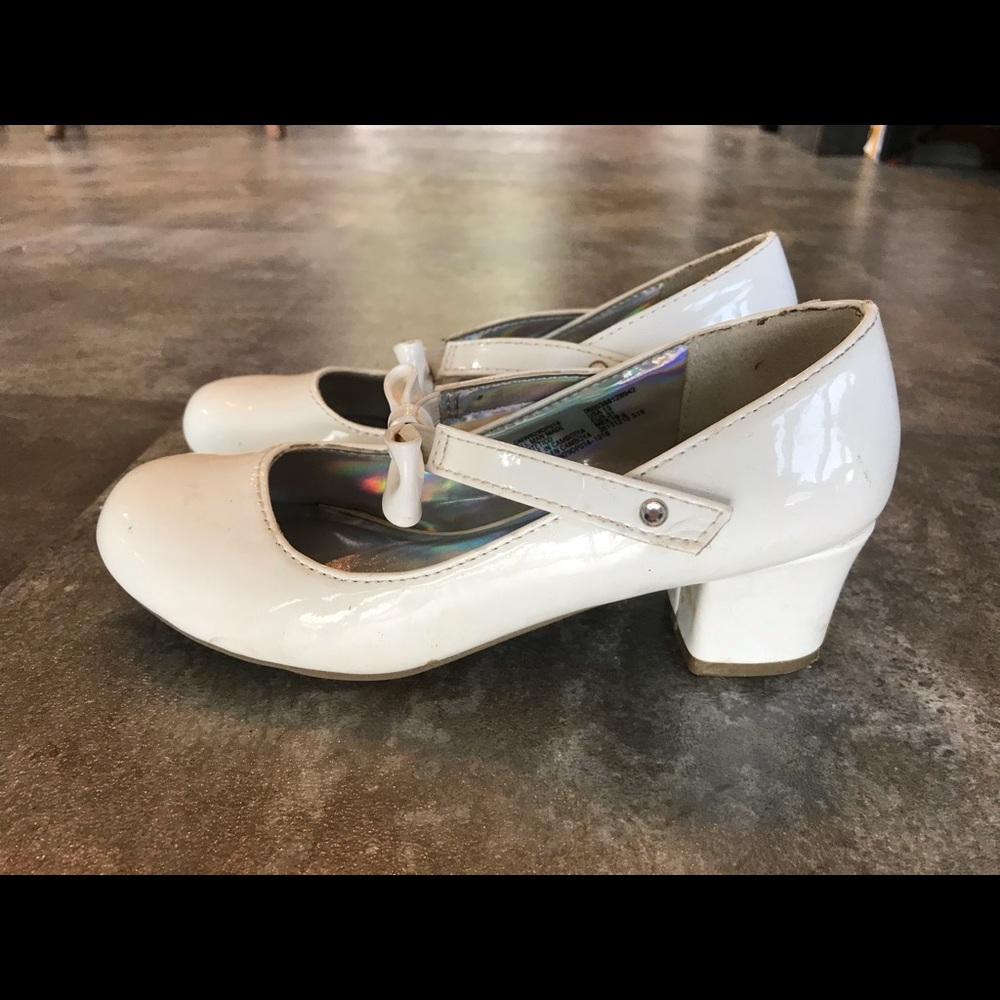 Girls size 13 white dress shoes heel